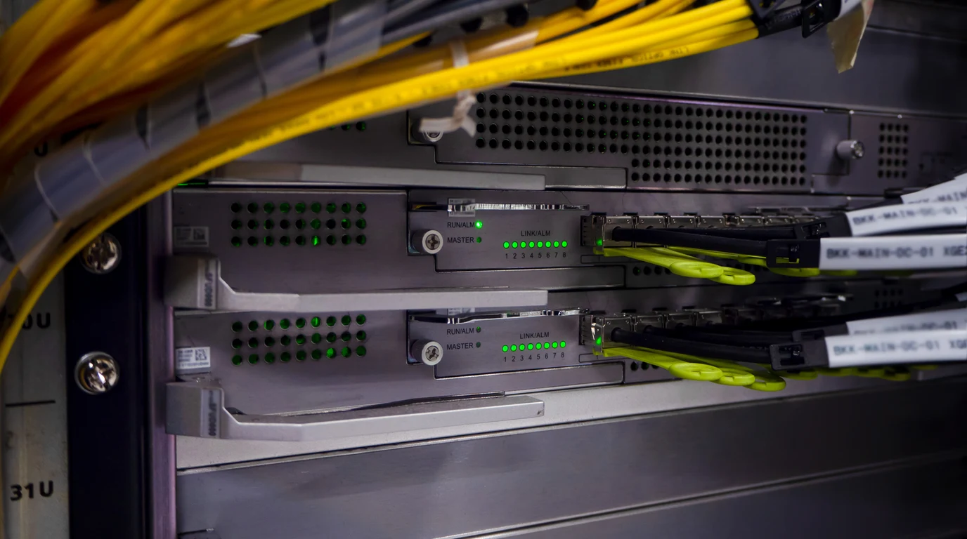 High density enterprise fiber optic switch in datacenter capturing 10Gbps line rate packet telemetry